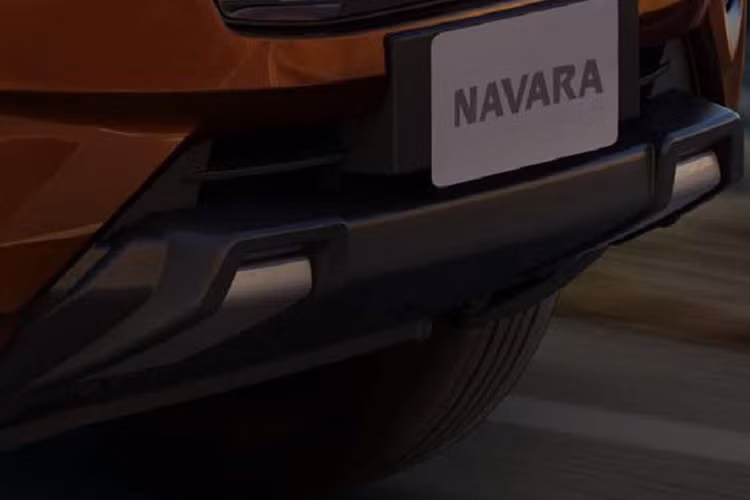 Bên cạnh những giá trị bền vững về vận hành vượt trội, sự bền bỉ, mức tiêu hao nhiên liệu ấn tượng, mẫu xe bán tải Nissan Navara 2021 còn nổi bật với diện mạo mạnh mẽ cá tính và công nghệ thông minh hàng đầu. Nissan Navara 2021 sẽ bao gồm 4 phiên bản: Navara 2WD Tiêu Chuẩn, Navara 2WD Cao Cấp, Navara 4WD Cao Cấp với 5 lựa chọn màu sắc và 1 phiên bản thể thao đặc biệt Navara Pro4X với 4 lựa chọn màu sắc.