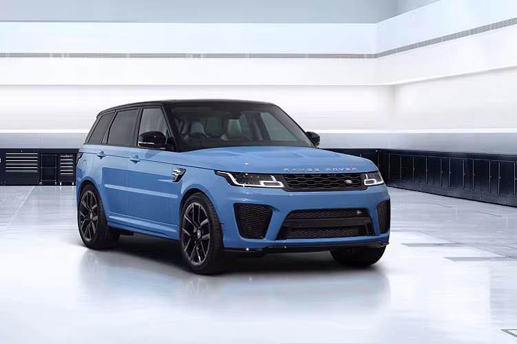 Với lựa chọn kết hợp màu sơn độc quyền cùng các chi tiết nội thất được tinh chỉnh bởi đội ngũ cá nhân hóa của Trung tâm SV Bespoke, phiên bản Range Rover Sport SVR Ultimate 2022 mới sản sinh cộng suất 575PS được tăng cường thêm sức hấp dẫn trực quan của một chiếc xe nhanh nhất và mạnh mẽ nhất trong gia đình Land Rover.
