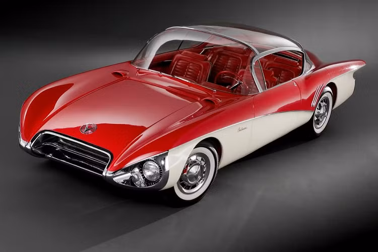 Camera nhìn phía sau, camera lùi hay camera đỗ xe là một trang bị hết sức phổ biến ngày nay, nhưng cách đây khoảng 20 năm, chúng vẫn là một công nghệ “tương lai” hết sức lạ lẫm. Mẫu xe sản xuất đầu tiên với một camera lùi là Toyota Soarer ra mắt năm 1991 cho riêng thị trường Nhật Bản, nhưng công nghệ này thực tế đã được nghĩ tới trong thập niên 1950. Bạn có thể không biết điều này, nhưng Buick đã tiên phong đưa nó vào mẫu xe cổ Buick Centurion giới thiệu lần đầu năm 1956.