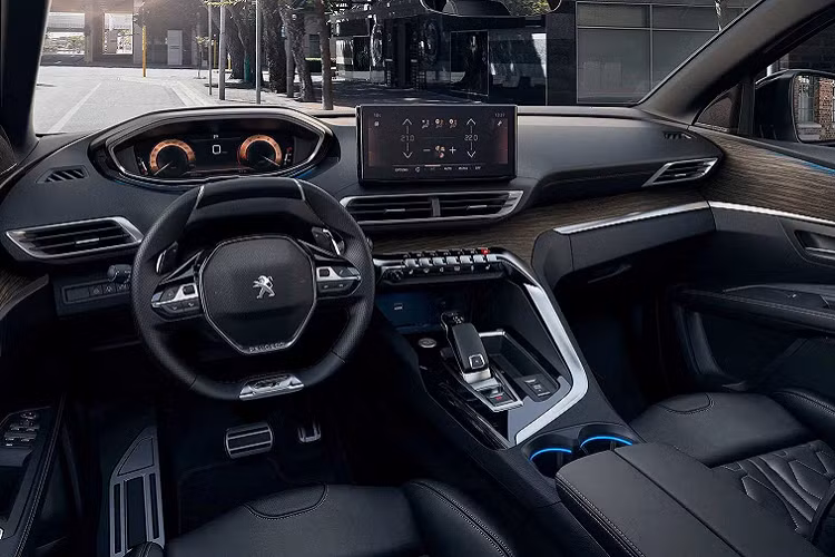 Được biết, mẫu SUV thương hiệu Pháp có 4 lựa chọn màu sắc cho phần thân (Amazonite Grey, Nero Black, Pearl White và Emerald Crystal) cùng với mui xe màu Black Diamond. Bên trong, cabin của Peugeot 5008 2022 lấy sắc đen làm tông màu chủ đạo với cụm đồng hồ kỹ thuật số i-Cockpit 12,3 inch và vô lăng đường kính nhỏ vát phẳng trên dưới. Đáng chú ý, kích thước của màn hình cảm ứng thông tin giải trí đã được tăng từ 8 lên 10 inch.