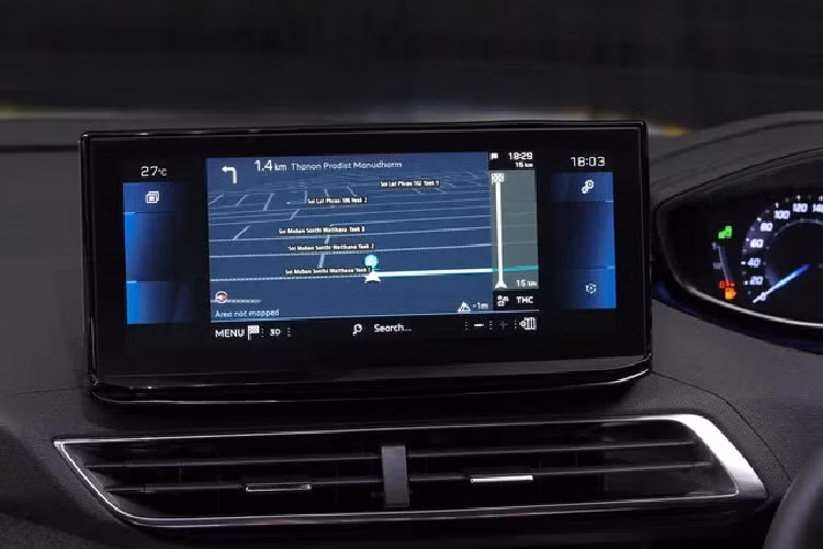 Tất nhiên, các hệ thống an toàn cơ bản thường thấy như ESP, ABS, EBD và hỗ trợ phanh đều được trang bị. Mặc dù không có phanh khẩn cấp tự động (AEB) nhưng 5008 vẫn đi kèm hệ thống giám sát điểm mù và hỗ trợ giữ làn đường.