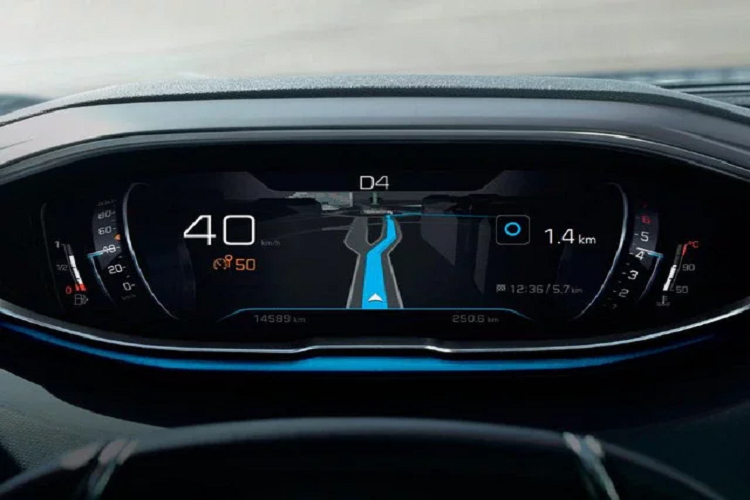 Phiên bản cập nhật của Peugeot 5008 cũng có bộ sạc không dây, ghế bọc da, ghế trước chỉnh điện (người lái 8 hướng, hành khách 6 hướng), hàng ghế thứ 2 gập 60:40 và hàng ghế thứ 3 gập 50:50. Những tính năng quan trọng khác bao gồm 6 loa, hỗ trợ Android Auto và Apple CarPlay, mở cửa và khởi động động cơ không cần chìa khóa, hệ thống điều hòa không khí 2 vùng độc lập và đèn viền nội thất.