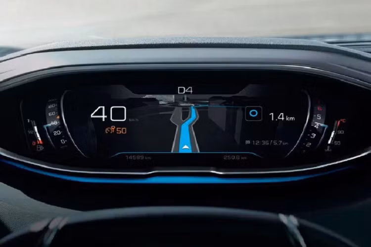 Phiên bản cập nhật của Peugeot 5008 cũng có bộ sạc không dây, ghế bọc da, ghế trước chỉnh điện (người lái 8 hướng, hành khách 6 hướng), hàng ghế thứ 2 gập 60:40 và hàng ghế thứ 3 gập 50:50. Những tính năng quan trọng khác bao gồm 6 loa, hỗ trợ Android Auto và Apple CarPlay, mở cửa và khởi động động cơ không cần chìa khóa, hệ thống điều hòa không khí 2 vùng độc lập và đèn viền nội thất.