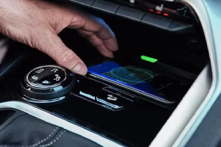 Về hệ thống an toàn và hỗ trợ người lái, Peugeot 5008 2022 đi kèm với 6 túi khí, kiểm soát hành trình và giới hạn tốc độ. Bên cạnh đó, xe còn trang bị hệ thống Advance Grip Control, hỗ trợ đổ đèo và hỗ trợ khởi hành ngang dốc.