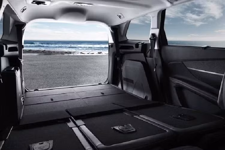 Sức mạnh của Peugeot 5008 2022 đến từ động cơ xăng tăng áp I-4 1.6L 4 xi-lanh tạo ra công suất 165 mã lực tại vòng tua 6.000 vòng/phút và mô-men xoắn 245 Nm ở dải vòng tua 1.400-4.000 vòng/phút. Được biết, hộp số tự động 6 cấp sẽ kết hợp với hệ dẫn động cầu trước. Sau Thái Lan, xe cũng sẽ ra mắt tại các quốc gia khác ở thị trường ASEAN.