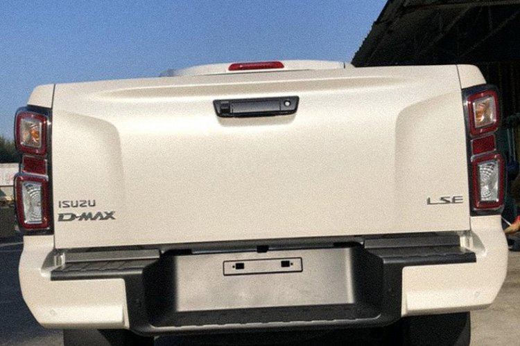 Dòng xe Isuzu D-Max nổi tiếng ở độ bền bỉ, ít hỏng vặt, tiết kiệm nhiên liệu, chi phí nuôi rẻ như …xe tải. Chính vì thế, Isuzu D-Max thường được người mua bán tải phục vụ cho công việc.