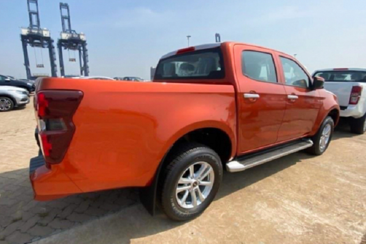 Có thể nói, bản “full options” của Isuzu D-Max 2021 đang sở hữu giá bán dễ tiếp cận trong phân khúc bán tải cỡ trung. Nếu bỏ qua công suất động cơ 1.9L (150hp + 350Nm) khiêm tốn hơn đối thủ, nhưng bàn về “đồ chơi” trang bị tiện nghi và an toàn, thì Isuzu D-Max 2021 bản cao cấp không hề “lép vế” trước bất kỳ đối thủ nào.