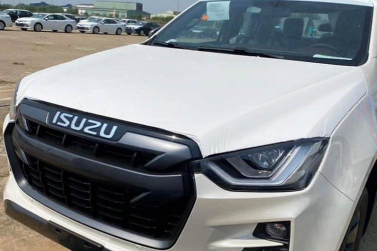 Vì thuế cao, Isuzu Việt Nam không hoặc chưa có kế hoạch mang phiên bản D-Max 2021 máy dầu 3.0L về nước. Chính vì thế, cả 3 phiên bản của D-Max 2021 đều sử dụng động cơ dầu 4cyl, dung tích 1.9L (RZ4E-TC) tăng áp (đơn) cho công suất tối đa 150 mã lực tại 3.600 vòng/phút, mô-men xoắn cực đại 350 Nm ở tốc độ 1.800 – 2.600 vòng/phút. Sức mạnh được truyền xuống cầu sau hoặc hai cầu (bán thời gian), thông qua hộp số tay 6 cấp và tự động 6 cấp.