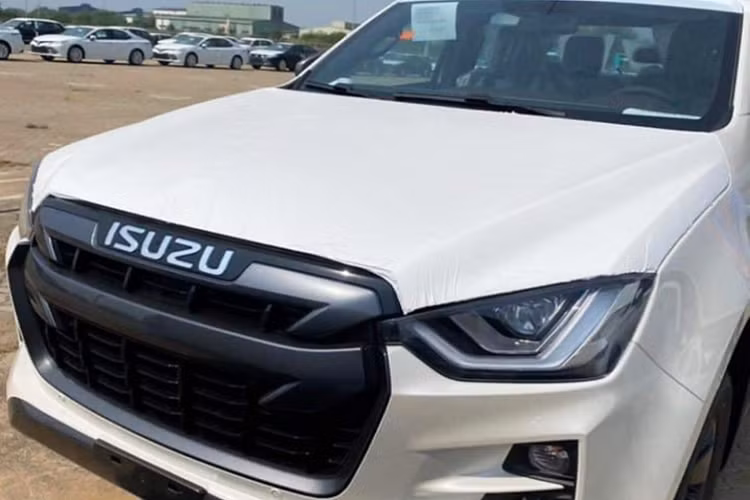 Vì thuế cao, Isuzu Việt Nam không hoặc chưa có kế hoạch mang phiên bản D-Max 2021 máy dầu 3.0L về nước. Chính vì thế, cả 3 phiên bản của D-Max 2021 đều sử dụng động cơ dầu 4cyl, dung tích 1.9L (RZ4E-TC) tăng áp (đơn) cho công suất tối đa 150 mã lực tại 3.600 vòng/phút, mô-men xoắn cực đại 350 Nm ở tốc độ 1.800 – 2.600 vòng/phút. Sức mạnh được truyền xuống cầu sau hoặc hai cầu (bán thời gian), thông qua hộp số tay 6 cấp và tự động 6 cấp.