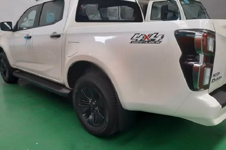Mặc dù ít được ưa chuộng tại thị trường Việt Nam, nhưng dòng xe bán tải Isuzu D-Max lại rất được ưa chuộng tại thị trường Thái Lan – thị trường tiêu thụ bán tải hàng đầu Đông Nam Á với doanh số luôn nằm trong TOP đầu cùng với Toyota Hilux.