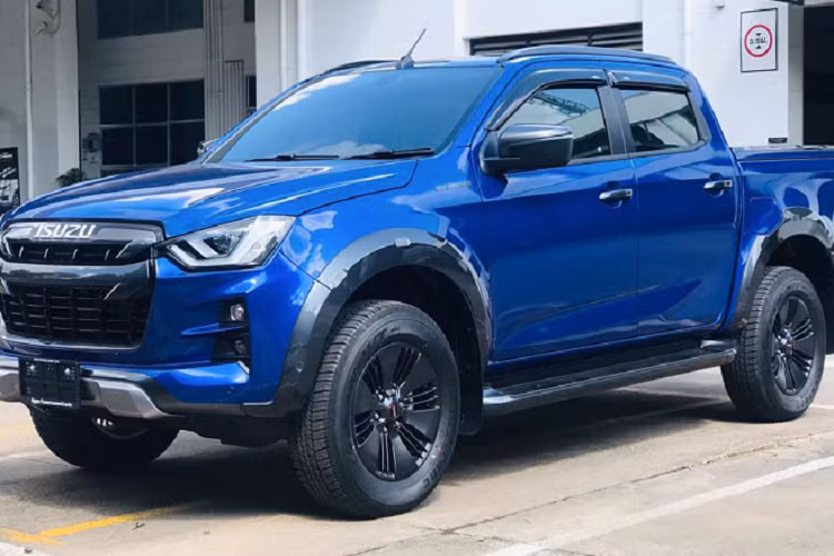 Dự kiến, những chiếc Isuzu D-Max 2021 mới đầu tiên sẽ được giao chìa khoá cho khách hàng Việt vào cuối tháng 3, đầu tháng 4. Theo đại lý, giá xe Isuzu D-Max 2021 sẽ có mức niêm yết cho cả 3 phiên bản sử dụng động cơ 1.9L bao gồm:D-Max 1.9L MT 4x2: 630 triệu đồng; D-Max 1.9L AT 4x2: 650 triệu đồng; D-Max 1.9L AT 4x4: 850 triệu đồng