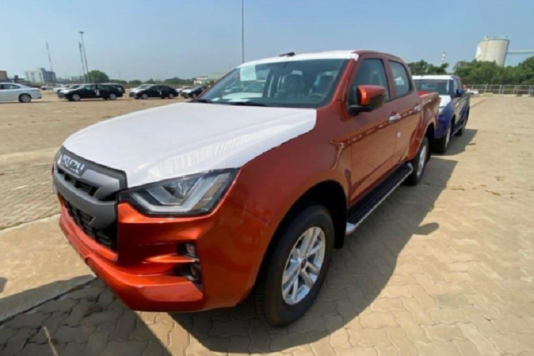 Ở phiên bản số tự động 1 cầu, Isuzu D-Max 2021 bản 1.9L AT 4x2 có giá 650 triệu đồng ngang tầm giá của Ford Ranger XLS 2.2L 4x2 AT (giá 650 triệu đồng), nhưng rẻ hơn gần 30 triệu đồng nếu so với Toyota Hilux phiên bản 2.4L 4x2 AT (giá 674 triệu đồng). Ở phiên bản cao cấp nhất – D-Max 1.9L AT 4x4 có giá 850 triệu đồng có giá dễ tiếp cận hơn so với Toyota Hilux phiên bản 2.8L 4x4 AT Adventure có giá 913 triệu đồng và Ford Ranger Wildtrak 2.0L biturbo 4x4 AT có giá 925 triệu đồng và Mitsubishi Triton 4x4 AT có giá 865 triệu đồng.