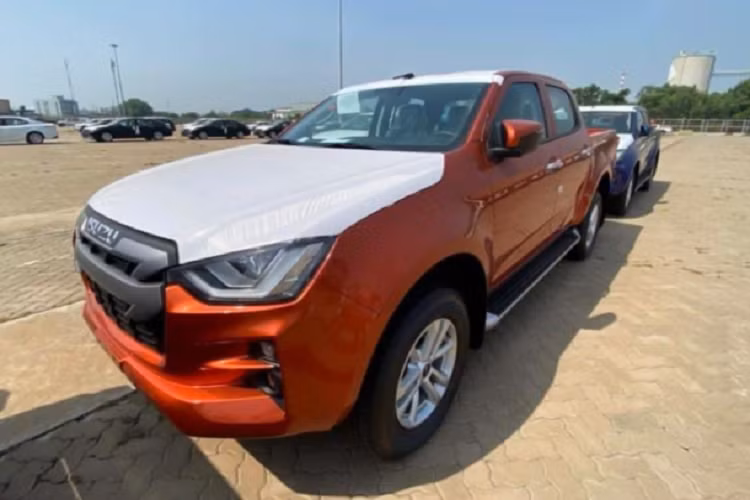 Ở phiên bản số tự động 1 cầu, Isuzu D-Max 2021 bản 1.9L AT 4x2 có giá 650 triệu đồng ngang tầm giá của Ford Ranger XLS 2.2L 4x2 AT (giá 650 triệu đồng), nhưng rẻ hơn gần 30 triệu đồng nếu so với Toyota Hilux phiên bản 2.4L 4x2 AT (giá 674 triệu đồng). Ở phiên bản cao cấp nhất – D-Max 1.9L AT 4x4 có giá 850 triệu đồng có giá dễ tiếp cận hơn so với Toyota Hilux phiên bản 2.8L 4x4 AT Adventure có giá 913 triệu đồng và Ford Ranger Wildtrak 2.0L biturbo 4x4 AT có giá 925 triệu đồng và Mitsubishi Triton 4x4 AT có giá 865 triệu đồng.