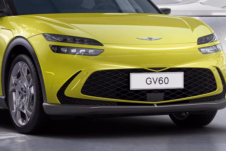 Nhìn sang bên sườn, thật khó để không nhận ra camera kỹ thuật số thay cho gương chiếu hậu truyền thống của mẫu SUV chạy điện hạng sang này. Tiếp đến là tay nắm cửa chỉnh điện, sẽ bật lên khỏi thân xe khi hành khách đến gần Genesis GV60 2022, và bộ vành hợp kim với thiết kế bắt mắt. Trong khi đó, nóc của xe dốc dần về phía sau và đi với nẹp mạ crôm kéo dài từ đỉnh cột A đến cánh gió đằng sau.