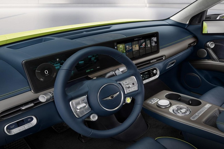 Thêm vào đó là lưới tản nhiệt hình chiếc khiên Crest Grille - một đặc điểm nhận dạng khác của xe Genesis. Tuy nhiên, so với các mẫu xe Genesis khác, lưới tản nhiệt của GV60 2022 nhỏ hơn và có thiết kế điều chỉnh một chút. Ngoài ra, Genesis GV60 2022 còn đi kèm nắp ca-pô dạng vỏ sò, tạo sự liền lạc cho đầu xe.