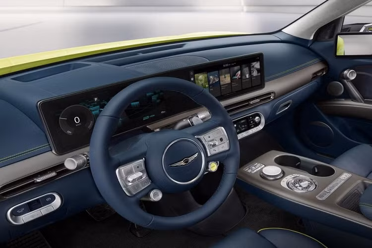 Thêm vào đó là lưới tản nhiệt hình chiếc khiên Crest Grille - một đặc điểm nhận dạng khác của xe Genesis. Tuy nhiên, so với các mẫu xe Genesis khác, lưới tản nhiệt của GV60 2022 nhỏ hơn và có thiết kế điều chỉnh một chút. Ngoài ra, Genesis GV60 2022 còn đi kèm nắp ca-pô dạng vỏ sò, tạo sự liền lạc cho đầu xe.