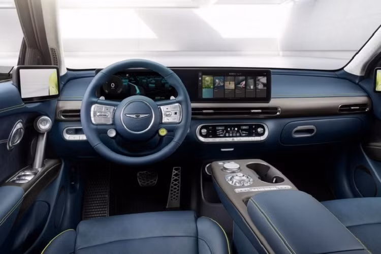 Theo Genesis, chữ cái "G" trong cái tên Genesis GV60 chạy điện được viết tắt từ tên thương hiệu. Trong khi đó, chữ "V" đại diện cho sự đa dụng (Versatility) của mẫu ô tô điện này. Ngoài ra, các mẫu xe Genesis được đặt tên với số càng thấp thì càng thể thao. Nói cách khác, Genesis muốn ám chỉ GV6 là mẫu SUV thể thao nhất của mình hiện nay.