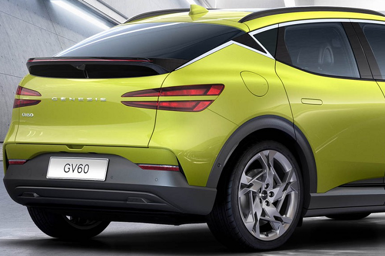 Đằng sau, Genesis GV60 2022 đi kèm đèn hậu LED với 4 dải đèn nằm ngang, tạo sự tương đồng với đầu xe. Cánh gió cố định nằm ngay dưới kính sau, tích hợp đèn phanh cũng xuất hiện trên mẫu SUV chạy điện Hàn Quốc.