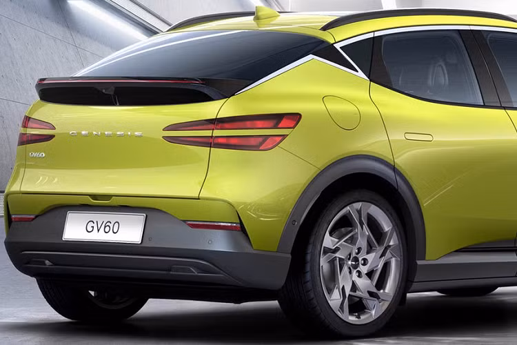 Đằng sau, Genesis GV60 2022 đi kèm đèn hậu LED với 4 dải đèn nằm ngang, tạo sự tương đồng với đầu xe. Cánh gió cố định nằm ngay dưới kính sau, tích hợp đèn phanh cũng xuất hiện trên mẫu SUV chạy điện Hàn Quốc.
