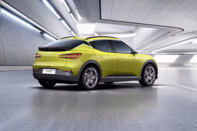 Những điểm nhấn còn lại của Genesis GV60 2022 bao gồm màn hình cỡ lớn trên mặt táp-lô, kết hợp giữa bảng đồng hồ kỹ thuật số và màn hình thông tin giải trí. Bên cạnh đó là 2 màn hình nằm ở 2 góc, gần cột A, để hiển thị hình ảnh do camera kỹ thuật số bên ngoài thu được.