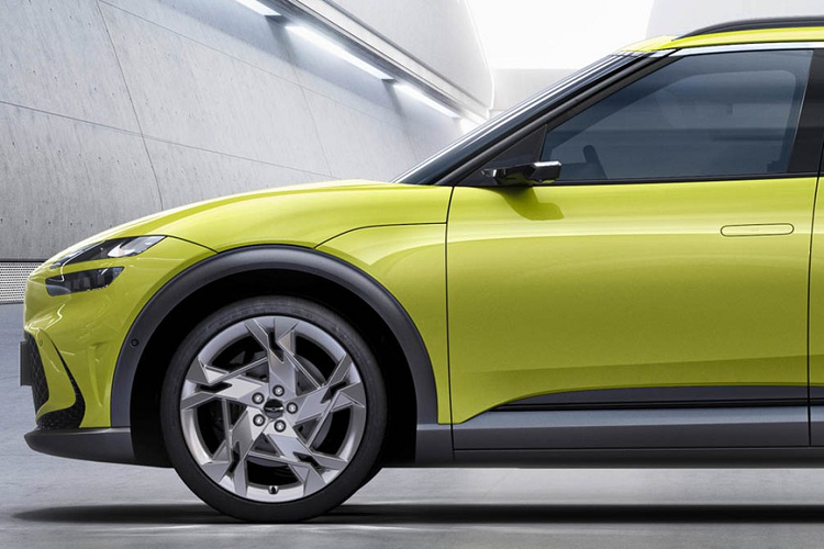 Tương tự ngoại thất, nội thất của Genesis GV60 2022 cũng có một số chi tiết độc đáo, đặc biệt là quả cầu pha lê Crystal Sphere trên cụm điều khiển trung tâm. Khi xe tắt máy, quả cầu này sẽ đóng vai trò như một phần của hệ thống đèn viền Ambient Lighting trong nội thất. Khi xe bật máy, quả cầu sẽ xoay và nút bấm chuyển số sẽ xuất hiện.