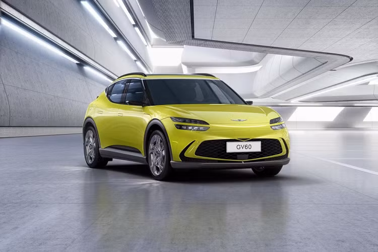 Cũng giống như Hyundai Ioniq 5 và Kia EV6, Genesis GV60 2022 mới được phát triển dựa trên cơ sở gầm bệ dành riêng cho xe điện Electric-Global Modular Platform (E-GMP). Tuy nhiên, so với Hyundai Ioniq 5 và Kia EV6, Genesis GV60 được xem như lựa chọn cao cấp hơn. 