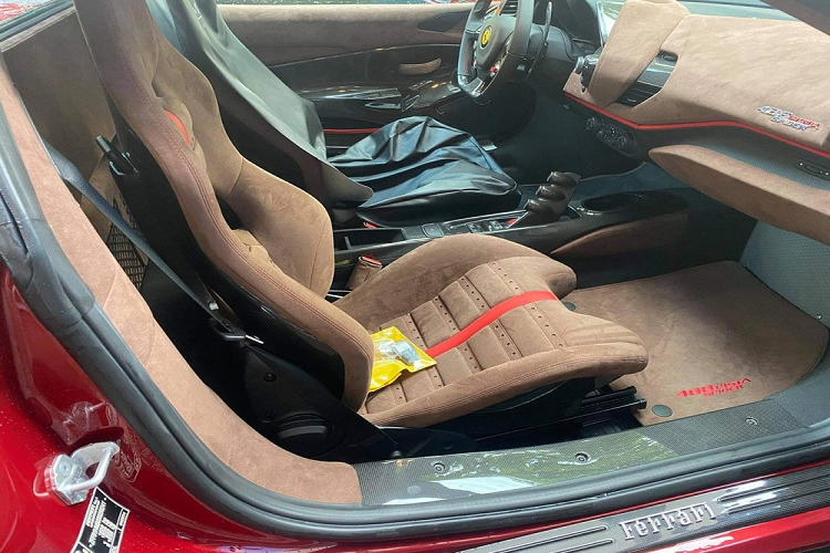 Chiếc siêu xe mui trần Ferrari 488 Pista Spider thứ 2 về dải đất hình chữ S có tuỳ chọn mâm 5 chấu kép sơn đen mờ kết hợp cùng kẹp phanh màu vàng nổi bật. Nội thất xe được bọc da Alcantara Cuoio bao gồm luôn bảng táp-lô của xe. Đây là siêu xe phiên bản hiệu suất cao của dòng siêu xe mui trần Ferrari 488 Spider. Sự có mặt của Ferrari 488 Pista mui trần giúp cho các đại gia Việt có bộ sưu tập siêu xe ấn tượng hơn.