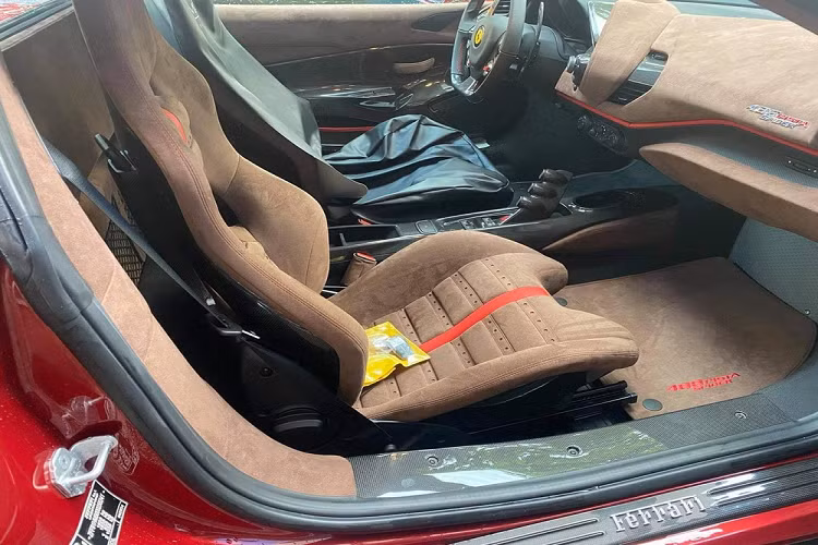 Chiếc siêu xe mui trần Ferrari 488 Pista Spider thứ 2 về dải đất hình chữ S có tuỳ chọn mâm 5 chấu kép sơn đen mờ kết hợp cùng kẹp phanh màu vàng nổi bật. Nội thất xe được bọc da Alcantara Cuoio bao gồm luôn bảng táp-lô của xe. Đây là siêu xe phiên bản hiệu suất cao của dòng siêu xe mui trần Ferrari 488 Spider. Sự có mặt của Ferrari 488 Pista mui trần giúp cho các đại gia Việt có bộ sưu tập siêu xe ấn tượng hơn.