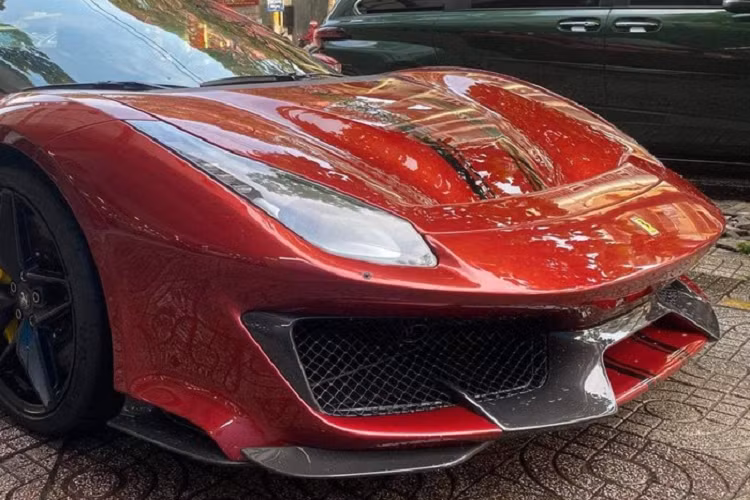 Đây cũng là chiếc siêu xe Ferrari 488 Pista Spider thứ 2 xuất hiện tại Việt Nam nhưng xe lại có nhiều cái độc nhất. So với siêu xe mui trần của Hoàng Kim Khánh, chiếc xe Ferrari 488 Pista Spider thứ 2 có nhiều tuỳ chọn carbon bao gồm cản va trước, ốp hốc gió bên hông, nẹp sườn hay cản va sau.