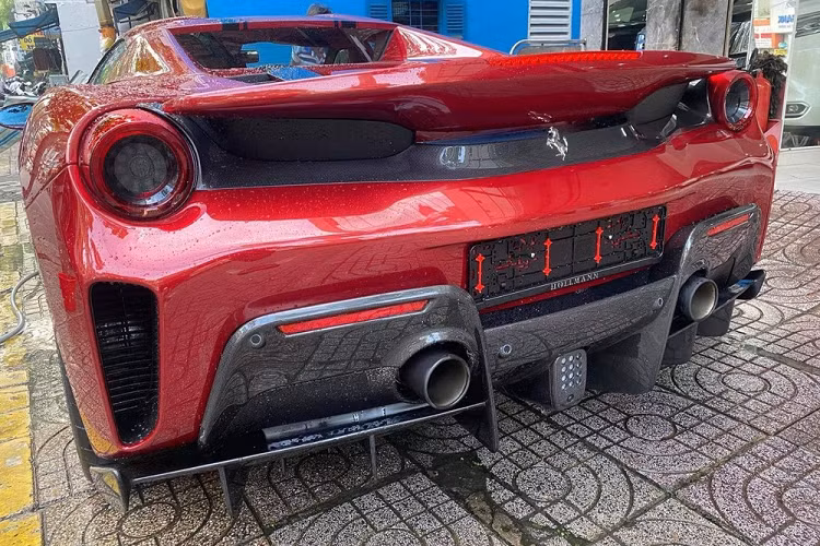 Hiện dòng siêu xe Ferrari 488 Pista đã có đến 3 biến thể bao gồm bản tiêu chuẩn, phiên bản đặc biệt Ferrari 488 Pista Piloti được ra đời để kỷ niệm chiến thắng của đội đua AF Corse trong giải vô địch World Endurance Championship (WEC) 2017 hay Ferrari 488 Pista Spider được trình làng tại sự kiện Pebble Beach Concourse d’Elegance 2018 diễn ra vào tháng 8 và đến cuối năm 2020 mới về Việt Nam.