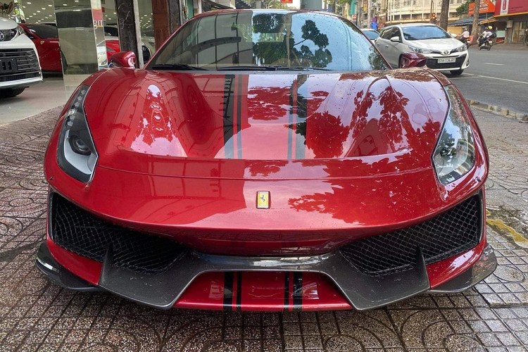 Ferrari 488 Pista Spider sở hữu khối động cơ V8, dung tích 3.9 lít, tăng áp kép như phiên bản tiêu chuẩn nhưng sản sinh công suất tối đa lên đến 720 mã lực tại vòng tua máy 8.000 vòng/phút và mô-men xoắn cực đại 770 Nm tại vòng tua máy 3.000 vòng/phút. Nếu so sánh với Ferrari 488 Spider, rõ ràng 488 Pista Spider được "bơm" thêm 39 mã lực ở công suất và con số này ấn tượng hơn rất nhiều khi tăng 113 mã lực so với người tiền nhiệm, siêu xe 458 Speciale Aperta chỉ có đúng 499 chiếc được sản xuất.