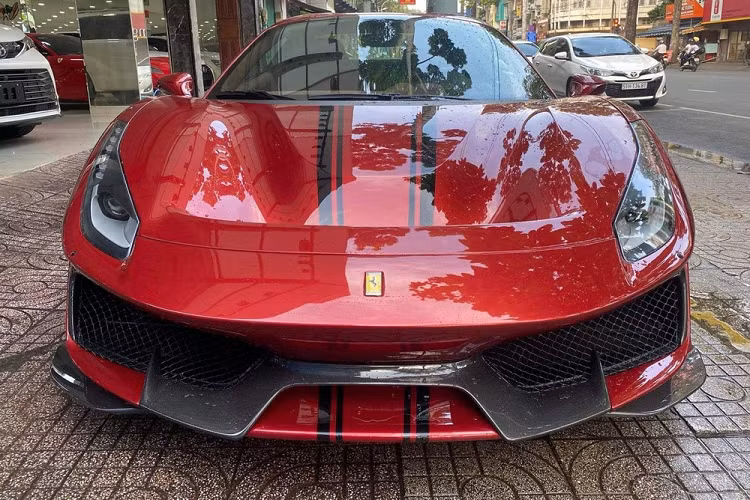Ferrari 488 Pista Spider sở hữu khối động cơ V8, dung tích 3.9 lít, tăng áp kép như phiên bản tiêu chuẩn nhưng sản sinh công suất tối đa lên đến 720 mã lực tại vòng tua máy 8.000 vòng/phút và mô-men xoắn cực đại 770 Nm tại vòng tua máy 3.000 vòng/phút. Nếu so sánh với Ferrari 488 Spider, rõ ràng 488 Pista Spider được "bơm" thêm 39 mã lực ở công suất và con số này ấn tượng hơn rất nhiều khi tăng 113 mã lực so với người tiền nhiệm, siêu xe 458 Speciale Aperta chỉ có đúng 499 chiếc được sản xuất.