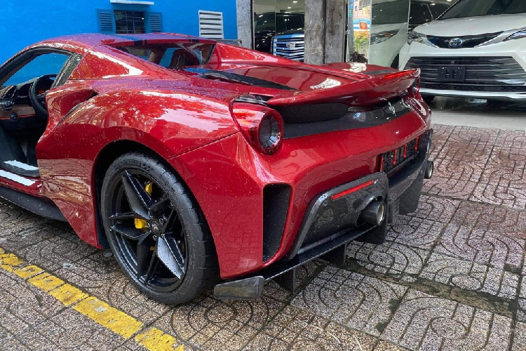 Chưa dừng lại đó, chiếc siêu xe Ferrari 488 Pista Spider mới về nước sở hữu bộ áo màu đỏ được cho mang mã màu Rosso Fiorano cùng điểm nhấn là sọc đen Nero Daytona nhưng loại sọc nhỏ tách rời nhau không giống sọc lớn trên chiếc Ferrari 488 Pista Spider của Hoàng Kim Khánh.