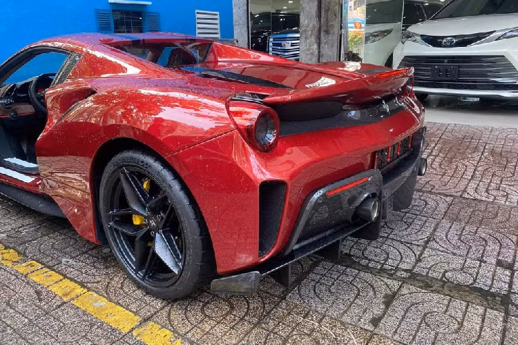 Chưa dừng lại đó, chiếc siêu xe Ferrari 488 Pista Spider mới về nước sở hữu bộ áo màu đỏ được cho mang mã màu Rosso Fiorano cùng điểm nhấn là sọc đen Nero Daytona nhưng loại sọc nhỏ tách rời nhau không giống sọc lớn trên chiếc Ferrari 488 Pista Spider của Hoàng Kim Khánh.