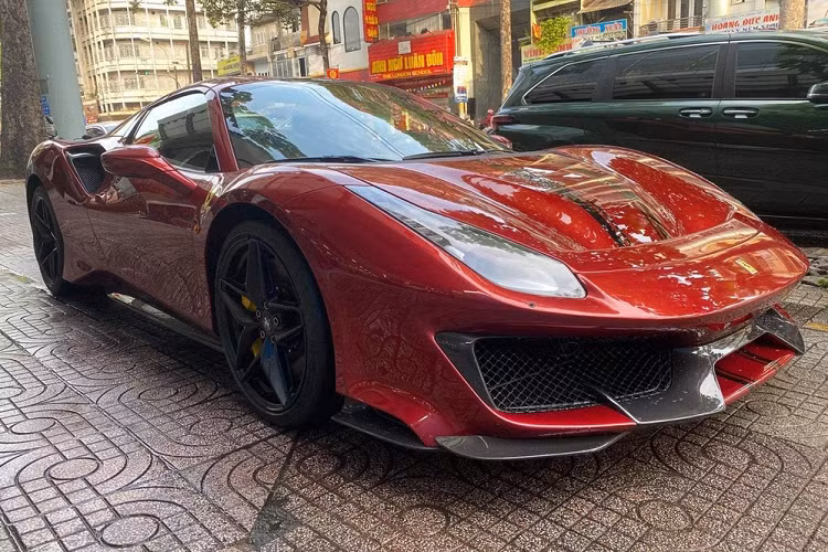 Động cơ trên Ferrari 488 Pista Spider khi kết hợp cùng hộp số ly hợp kép bảy tốc độ F1 đã được điều chỉnh bánh răng nhanh hơn khoảng 0,03 giây so với 488 Pista. Điểm khác biệt so với Ferrari 488 Pista Coupe chính là việc "mái nhà" của phiên bản mui trần có thể đóng hoặc mở trong thời gian 14 đến 16 giây. Hãng siêu xe Ý cũng trang bị thêm một kính chắn gió đặt phía sau để tránh tiếng ồn lọt vào khoang lái.