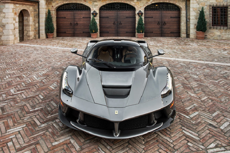 Ngoài khả năng vận hành đáng kinh ngạc, La Ferrari còn có kiểu dáng thân xe hung hãn nhưng rất hấp dẫn với các tính năng khí động học tuyệt vời, được cho là quyến rũ hơn nhiều so với chiếc Enzo có phần phân cực của Ferrari những năm 2000. Hai biến thể La Ferrari đã được bán là coupe (500 chiếc được sản xuất từ 2013-2016) và Aperta mui trần (210 chiếc được sản xuất từ 2016-2018).