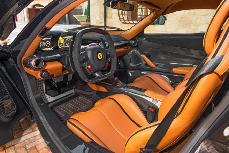 Sắc xám này đem tới một diện mạo không quá phô trương, nổi bật như những sắc màu truyền thống nhưng vẫn đồng thời đem lại cho xe ngoại thất khác biệt. Đi kèm với màu ngoại thất hướng tối chính là bộ mâm 5 chấu đơn có kích thước 20 inch được hoàn thiện với màu sơn đen bóng.