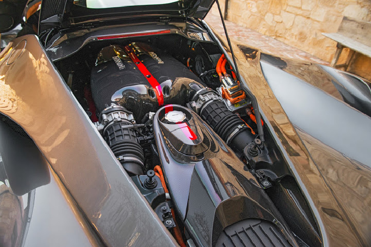 Điều này có thể lý giải bởi lẽ những chiếc LaFerrari thường được xây dựng, thiết kế theo phong cách hướng thể thao hơn là có một mẫu Hypercar với khoang nội thất sang trọng với chất liệu da cao cấp. Tuy nhiên, chiếc LaFerrari này là một minh chứng cho sự vô hạn trong lĩnh vực cá nhân hóa mà thương hiệu xe hơi Ý có thể đáp ứng được cho những khách hàng của mình.