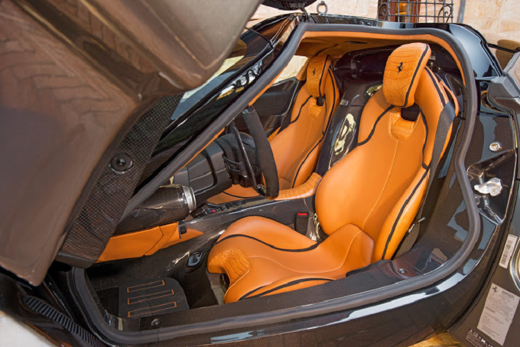 Tuy nhiên, điểm đặc biệt nhất của chiếc xe này chính là khoang nội thất được bọc với tông màu da bò chủ đạo. Thoạt nhìn, khoang nội thất này không quá đặc biệt nhưng trên thực tế, chủ sở hữu của xe đã phải tốn một khoản tiền lên tới 146,100 Đô (3,5 tỷ đồng) để có thể lựa chọn các trang bị độc đáo. Nội thất xe được bọc chủ đạo với chất liệu da thuộc Cuoio màu da bò bọc hết các ghế ngồi, bảng điều khiển của xe.