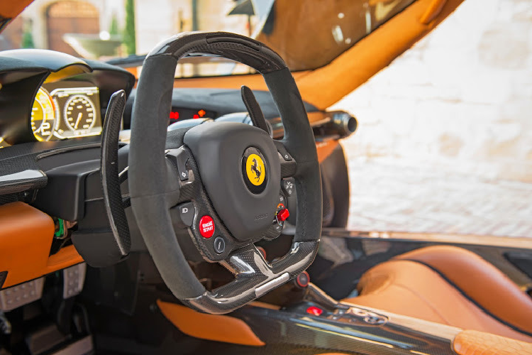 Trần xe được bọc da Alcantara màu da bò đầy sang trọng. Tuy nhiên, điểm đặc biệt nhất của khoang nội thất này chính là các chi tiết như phần tựa ghế, phần ghế ngồi hay bảng điều khiển trung tâm của xe đều được bọc chất liệu da cá sấu. Những chi tiết da cá sấu trên LaFerrari này đều được thực hiện bởi bộ phận Tailor Made của thương hiệu Ferrari ngay từ ban đầu khi chiếc xe chưa được xuất xưởng.