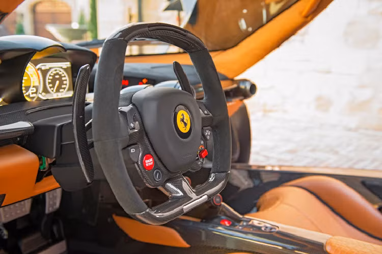 Trần xe được bọc da Alcantara màu da bò đầy sang trọng. Tuy nhiên, điểm đặc biệt nhất của khoang nội thất này chính là các chi tiết như phần tựa ghế, phần ghế ngồi hay bảng điều khiển trung tâm của xe đều được bọc chất liệu da cá sấu. Những chi tiết da cá sấu trên LaFerrari này đều được thực hiện bởi bộ phận Tailor Made của thương hiệu Ferrari ngay từ ban đầu khi chiếc xe chưa được xuất xưởng.