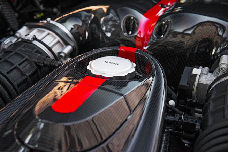 Trong số 500 chiếc xe từng được xuất xưởng, số lượng những chiếc LaFerrari được xây dựng thông qua chương trình cá nhân hóa Tailor Made không hề nhỏ, tuy nhiên chỉ có một số ít những chiếc LaFerrari được trang bị chi tiết bọc da cá sấu cho khoang nội thất.