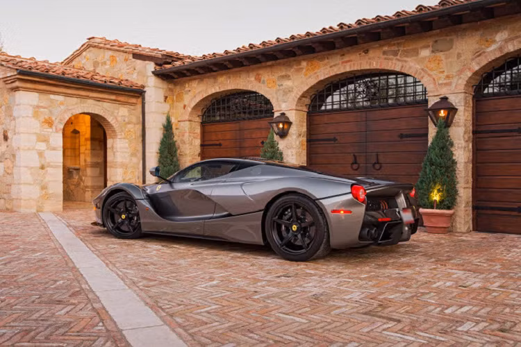 Khung gầm được sản xuất cho mục đích sử dụng liên tục ở tốc độ cao, động cơ V12 6.3 lít kết hợp với động cơ điện và hệ thống KERS hybrid trên những mẫu xe F1 tiên tiến của hãng Ferrari. Tất cả kết hợp trơn tru với nhau để giúp chiếc LaFerrari lướt đi với sức mạnh 950 mã lực.