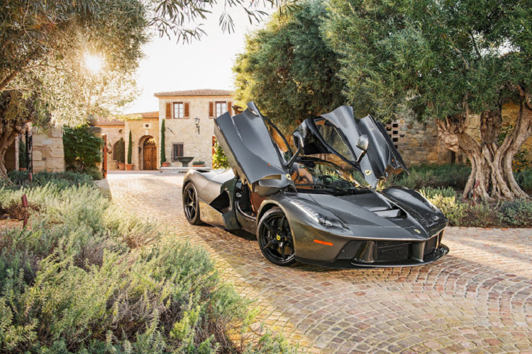 Mẫu Hypercar này từng được coi là mẫu xe tiên tiến nhất của Ferrari khi ra mắt, hệ thống truyền động hybrid La Ferrari đã đánh dấu đỉnh cao của các công nghệ Công thức 1 được phát triển tại Maranello đã giúp hãng giành được 8 chức vô địch Thế giới chưa từng có từ 1999 đến 2008, bao gồm 5 giải liên tiếp từ 2000 đến 2004. Với khả năng tăng tốc tuyệt vời từ động cơ V12 789 mã lực, hiệu suất được nâng cao nhờ một động cơ điện sản sinh thêm 161 mã lực.