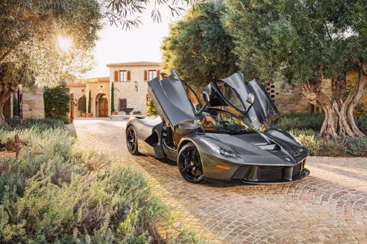 Mẫu Hypercar này từng được coi là mẫu xe tiên tiến nhất của Ferrari khi ra mắt, hệ thống truyền động hybrid La Ferrari đã đánh dấu đỉnh cao của các công nghệ Công thức 1 được phát triển tại Maranello đã giúp hãng giành được 8 chức vô địch Thế giới chưa từng có từ 1999 đến 2008, bao gồm 5 giải liên tiếp từ 2000 đến 2004. Với khả năng tăng tốc tuyệt vời từ động cơ V12 789 mã lực, hiệu suất được nâng cao nhờ một động cơ điện sản sinh thêm 161 mã lực.