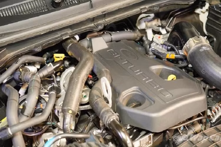 Ấn tượng nhất là Ford Ranger FX4 Max 2021 chia sẻ hệ truyền động của Ranger Raptor, nghĩa là xe dùng động cơ tăng áp 2.0L cho 211 mã lực và mô-men xoắn cực đại 500Nm, đi kèm hộp số tự động 10 cấp. Ranger FX4 Max cũng có tải trọng 981 kg và sức kéo 3.500 kg.