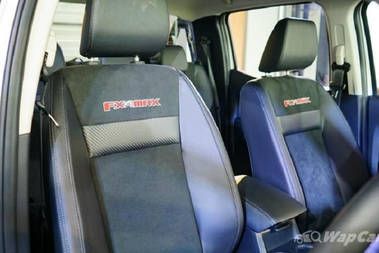 Đối với nội thất, Ford Ranger FX4 Max 2021 được trang bị thảm trải sàn phù hợp với mọi thời tiết, ghế FX4 Max được thiết kế đặc biệt với nhiều điểm nhấn bằng sợi carbon, các miếng da lộn Miko và thêu FX4 Max.