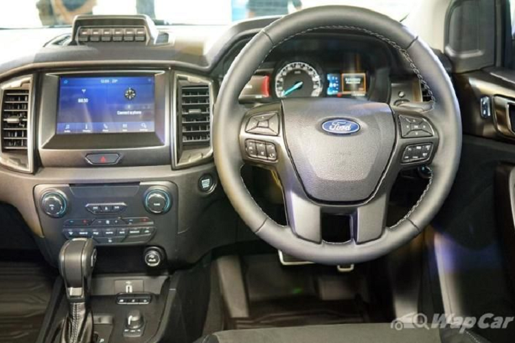 Bên cạnh đó, xe còn có màn hình thông tin giải trí SYNC3 8.0 inch hỗ trợ Apple CarPlay.