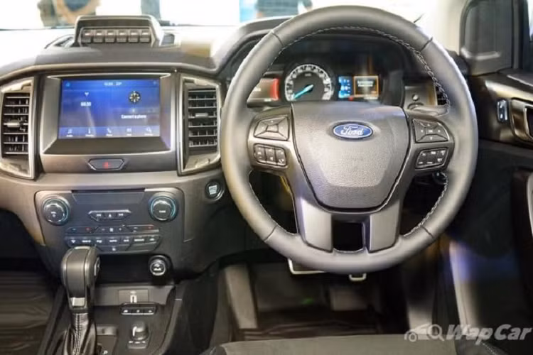 Bên cạnh đó, xe còn có màn hình thông tin giải trí SYNC3 8.0 inch hỗ trợ Apple CarPlay.