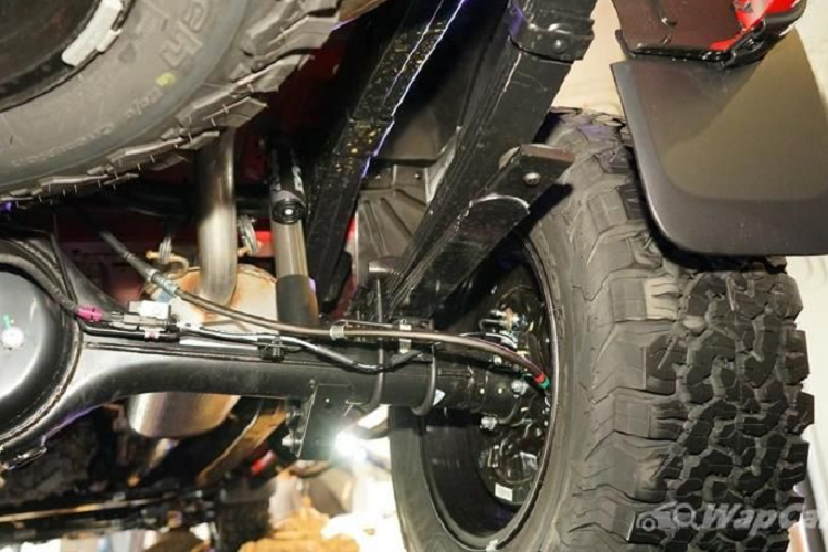 Tất nhiên, so với Ranger Raptor thật thì Ranger FX4 Max vẫn còn thiếu một vài tính năng, ví dụ như đồ họa Raptor, phanh đĩa sau và lẫy chuyển số.